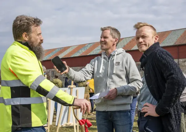 Pressen intervjuer avdelingsdirektøren og en av arkitektene.