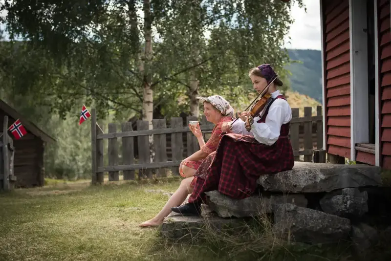 budeie og bunadkledt jente med fele