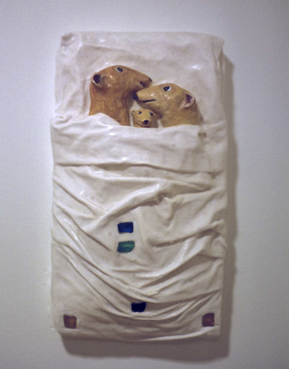 Motivene i objektene er dyr som enten er oppstilt alene eller sammen med andre. Kunstnerens intensjon har vært å finne frem til hverdagslige, ufarlige, gjerne underfundige situasjoner eller oppstillinger som dyrene befinner seg i.  Plasseringen av objektene er også tenkt ut i fra at de henvender seg til barn i første rekke. Mange av dem er montert i lav høyde og kan berøres, noen er nærmest litt bortgjemt og noen høyt oppe på veggen.