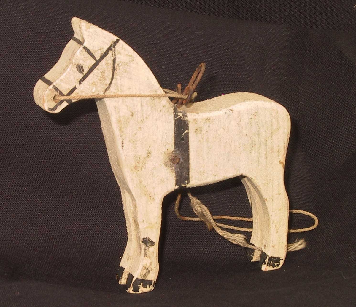 Form: Stående hest, flat figur"
