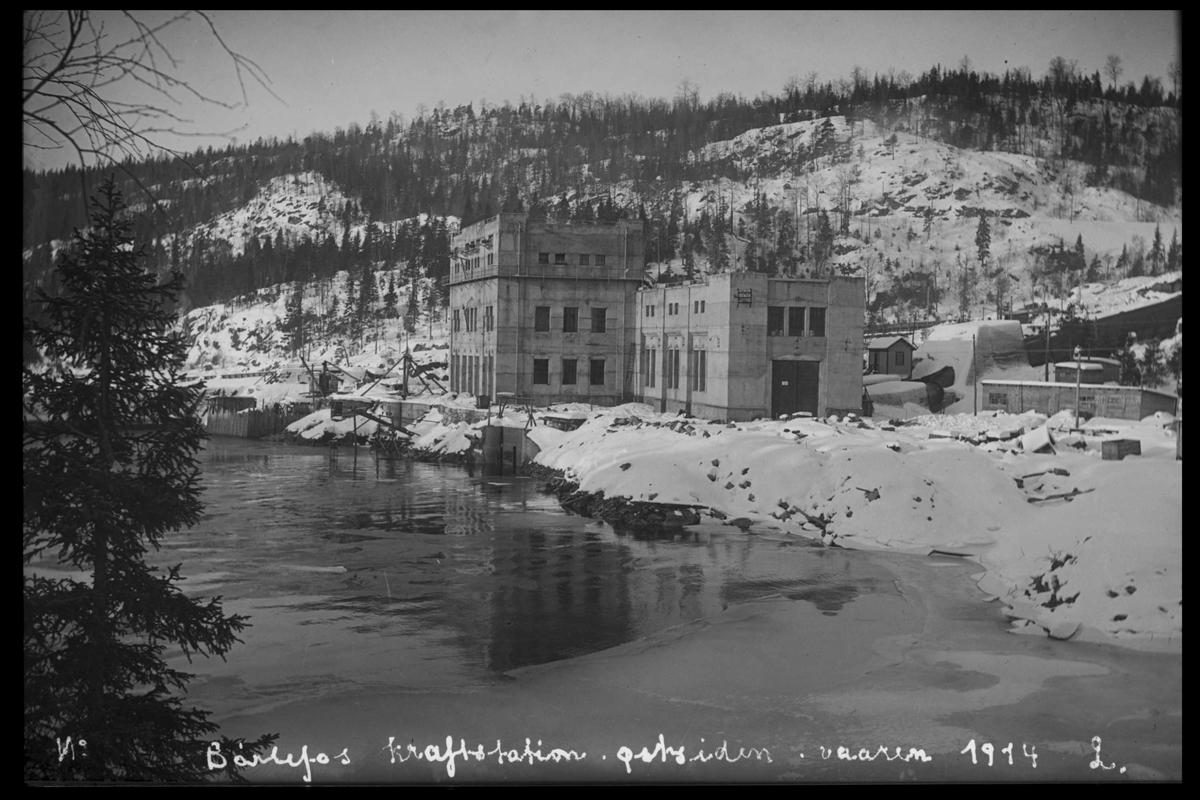 Arendal Fossekompani i begynnelsen av 1900-tallet
CD merket 0469, Bilde: 47
Sted: Bøylefoss
Beskrivelse: Vårbilde av kraftstasjonen