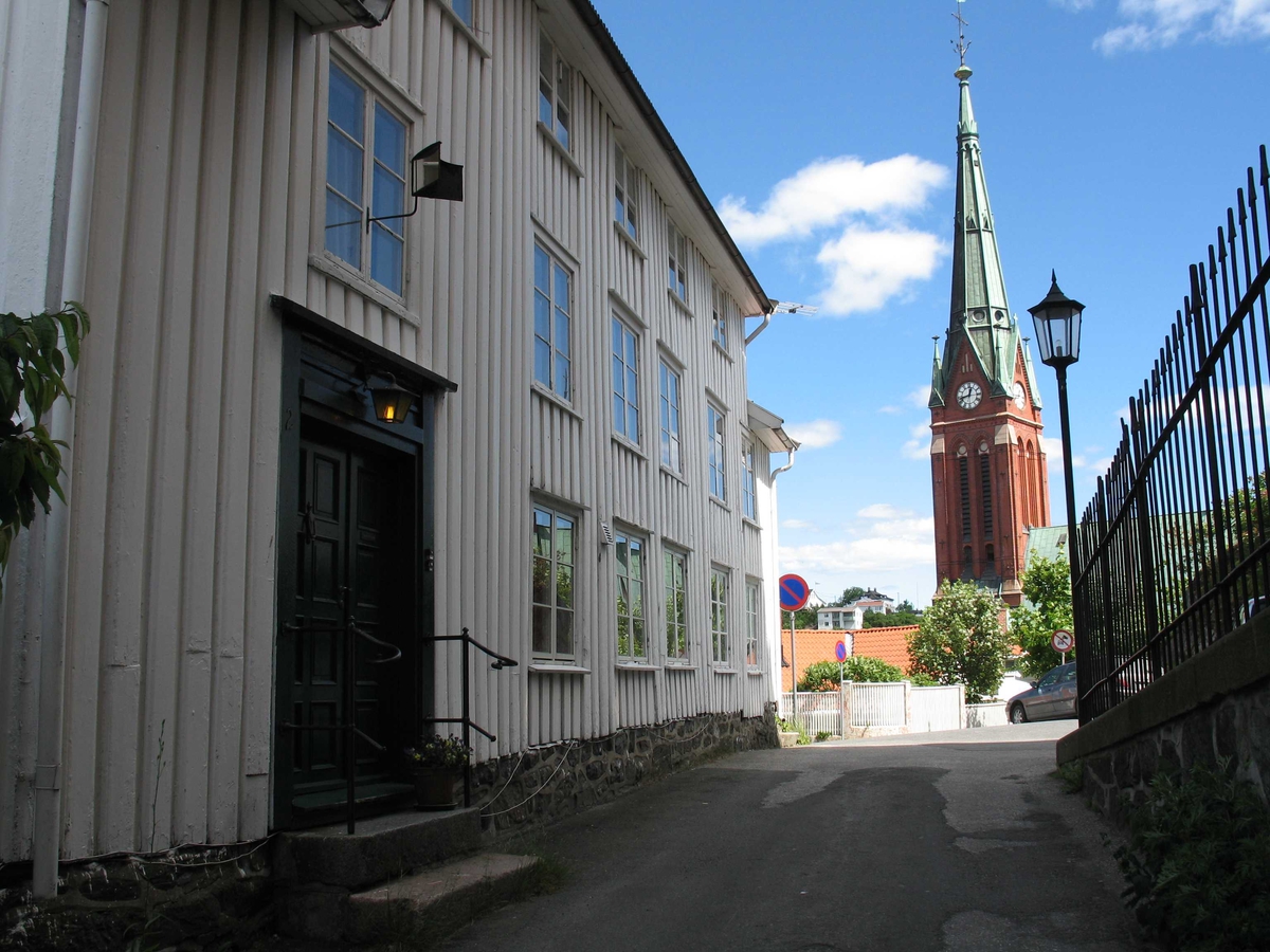 Bygningsmiljø på Tyholmen i Arendal.  Trefoldighetskirkens tårn sees i bakgrunnen.