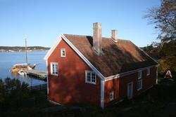 Merdøgaard, gårdstun, sett fra V. Våningshusets gavl mot ves