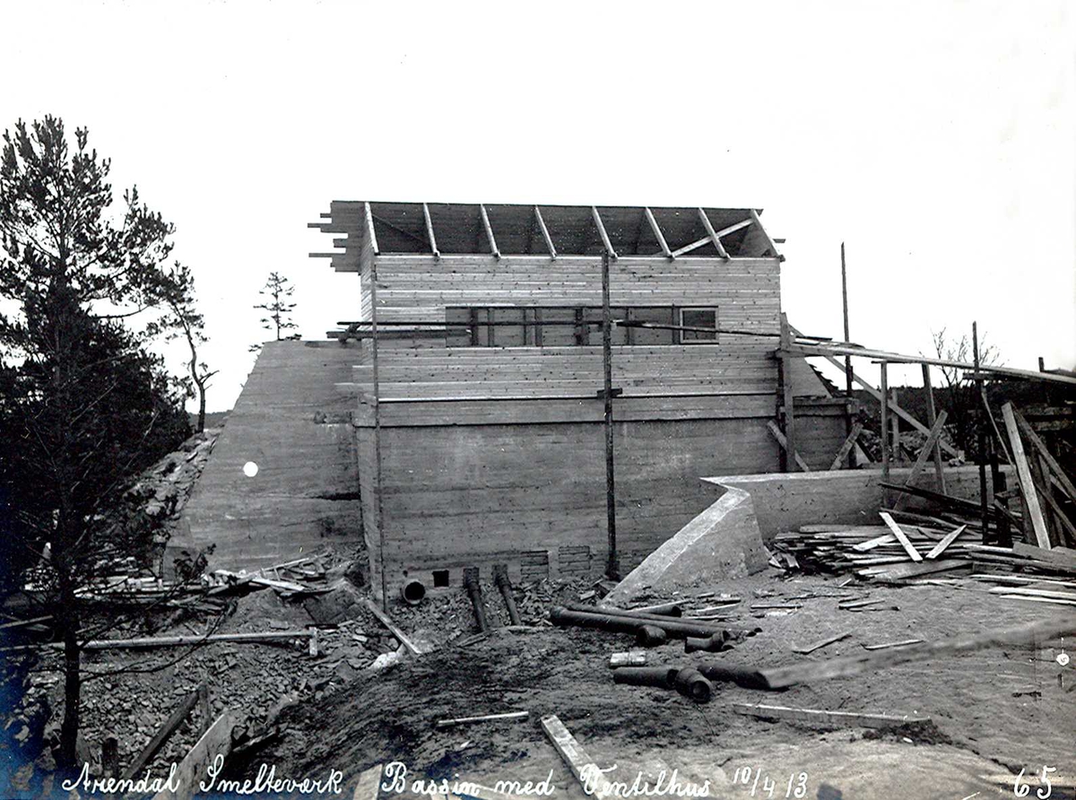 "10/04-1913" Smelteverket. Høydebasseng for trykkvann til bedriftene. Bygging av ventilhus.