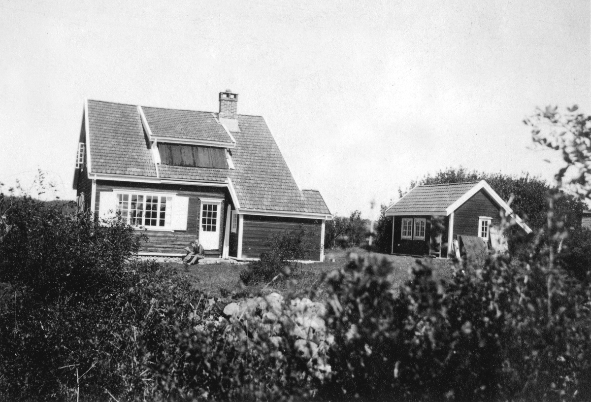 Sommerhuset til familien Bang fra Oslo med bu. Husene ble bygd av Thora Herlofson på Strømsbu gård i 1917 og kjøpt av Dea og Iver Bang (født 1887 i Drammen) i 1932. Thora Herlofson brukte bua som sommerfjøs til sin medbragte ku.