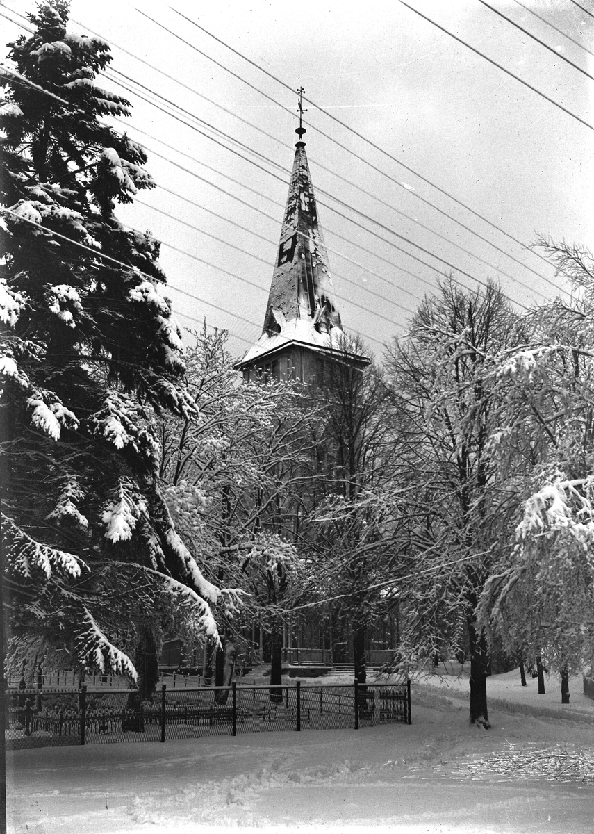 Grimstad kirke sett fra vest-siden