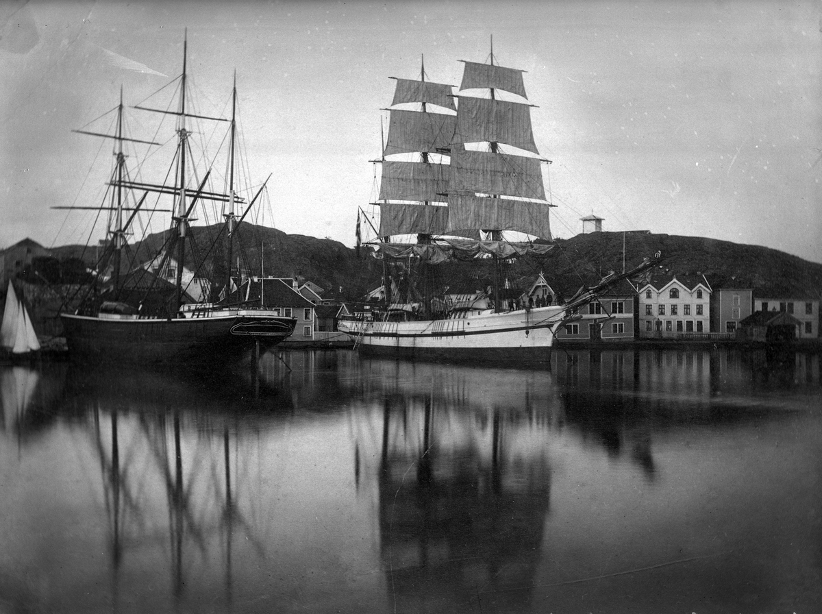 Grimstad havn med bl.a. barken Løvhjerte