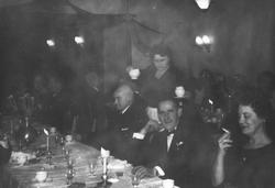 Fint middagsselskap i lokale med servering ved bordene.  Soo