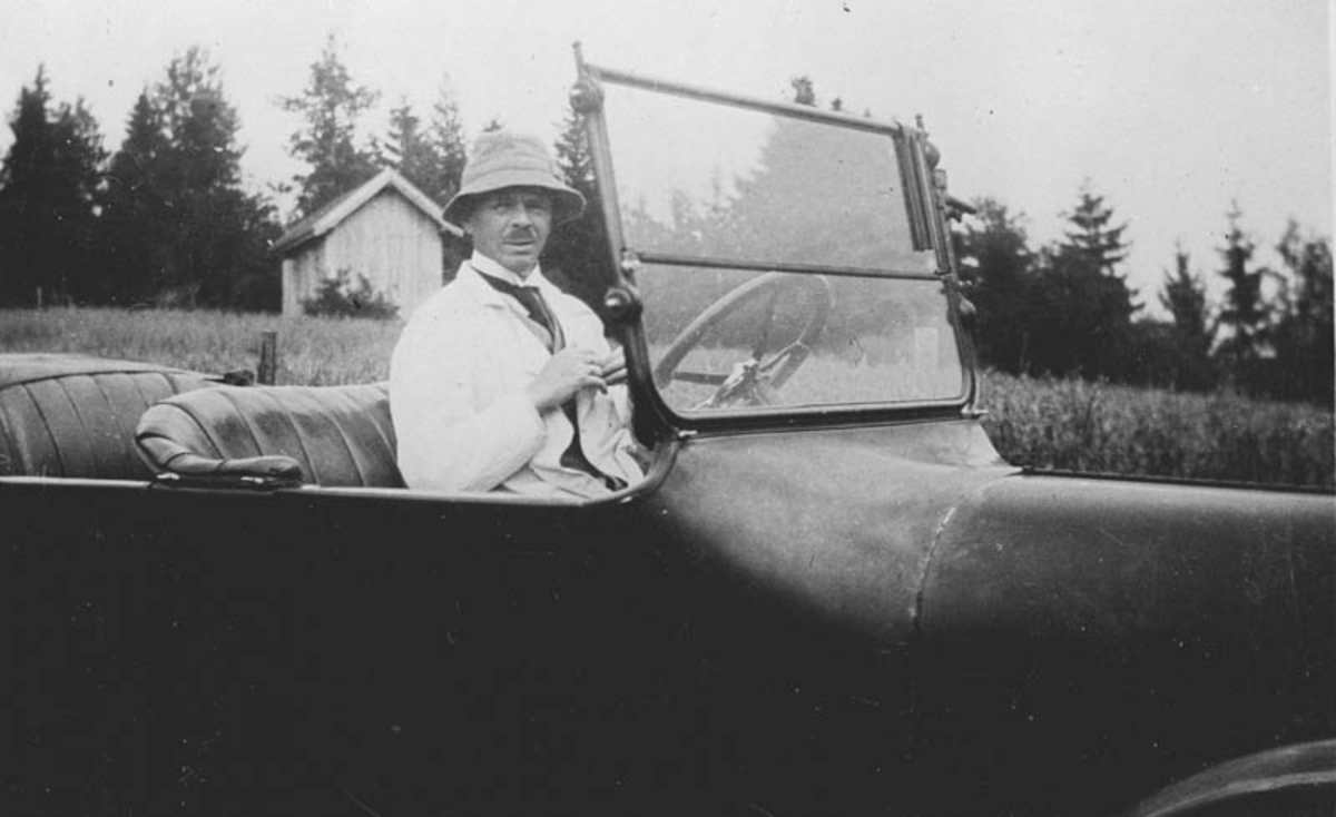 Dr. Lorentz Christian i egen bil,på vei til Modum sommeren 1922