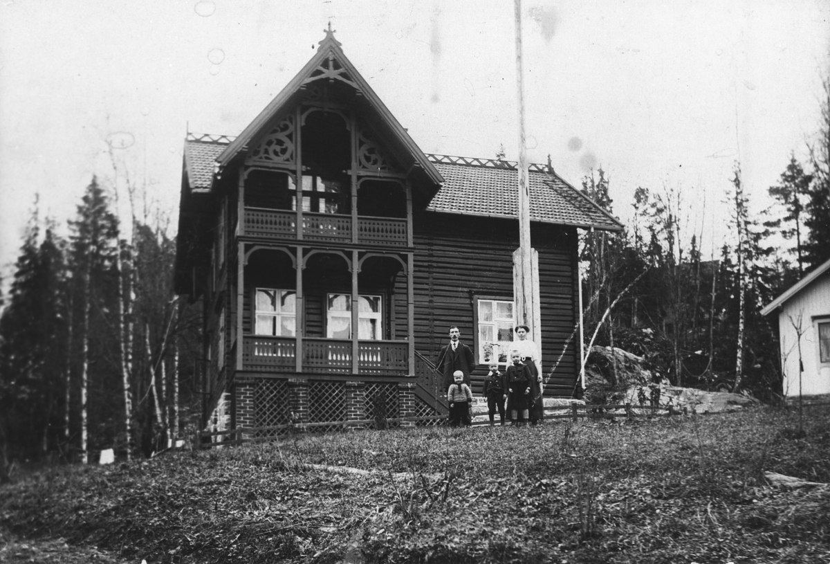 Villa "Bækkely" Familien samlet foran huset. Stor laftet villa med snekkerdekor