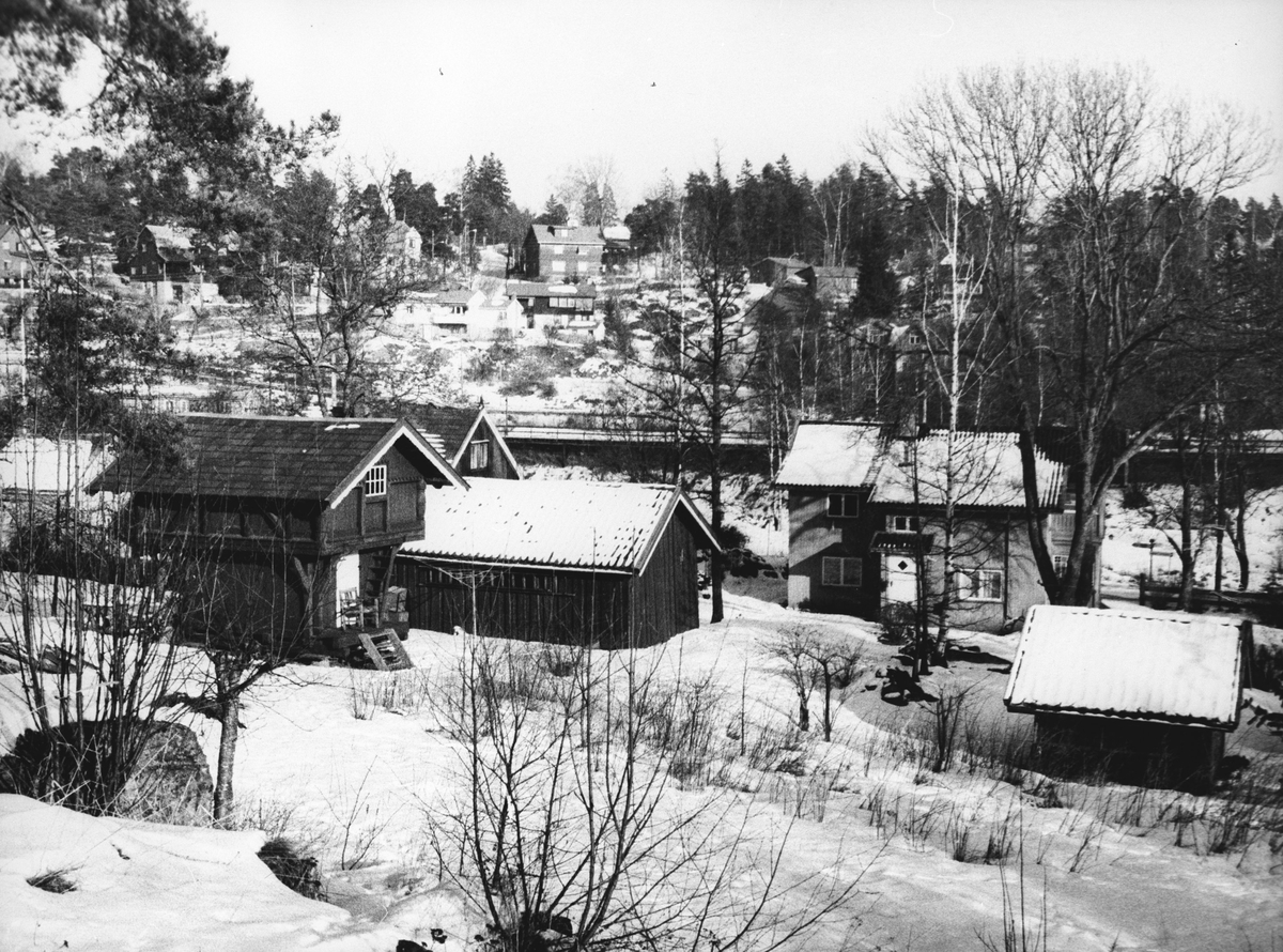 Sætrehøiden (Høgda),  Villabebyggelse, stabbur i forgr., jernbanespor i mellomgrunn.