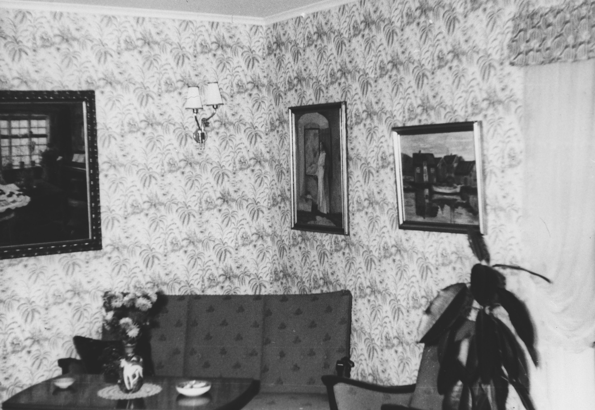 Stue-interiør med salonggruppe og malerier.