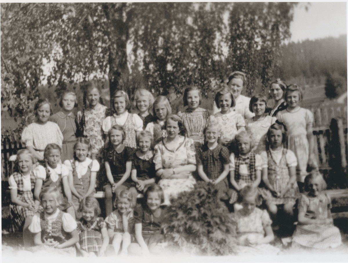 Barneforeningen på Roven med frøken Ingeborg Østbye, 1940 eller 1941.