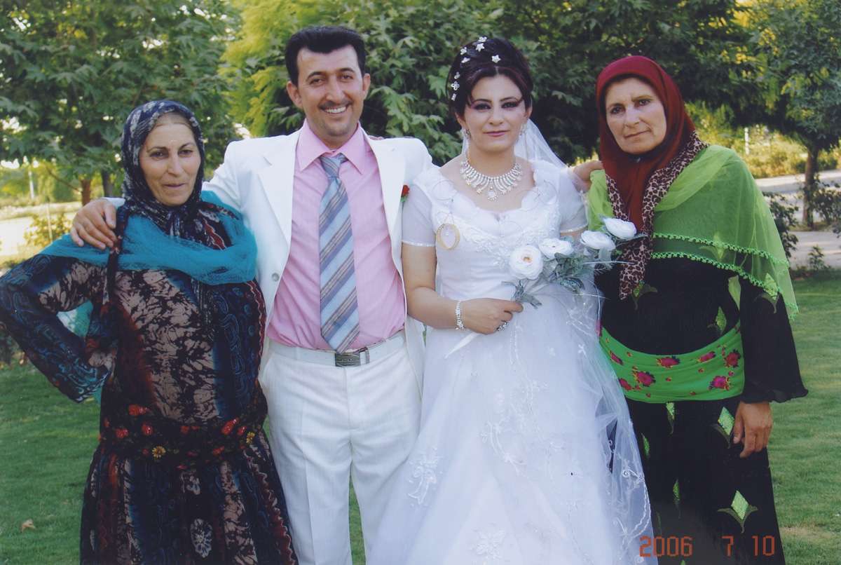 Brudepar med brudens mor og tante. Kurdiske skjørt med folder, skjerf og belter fra Iran. 