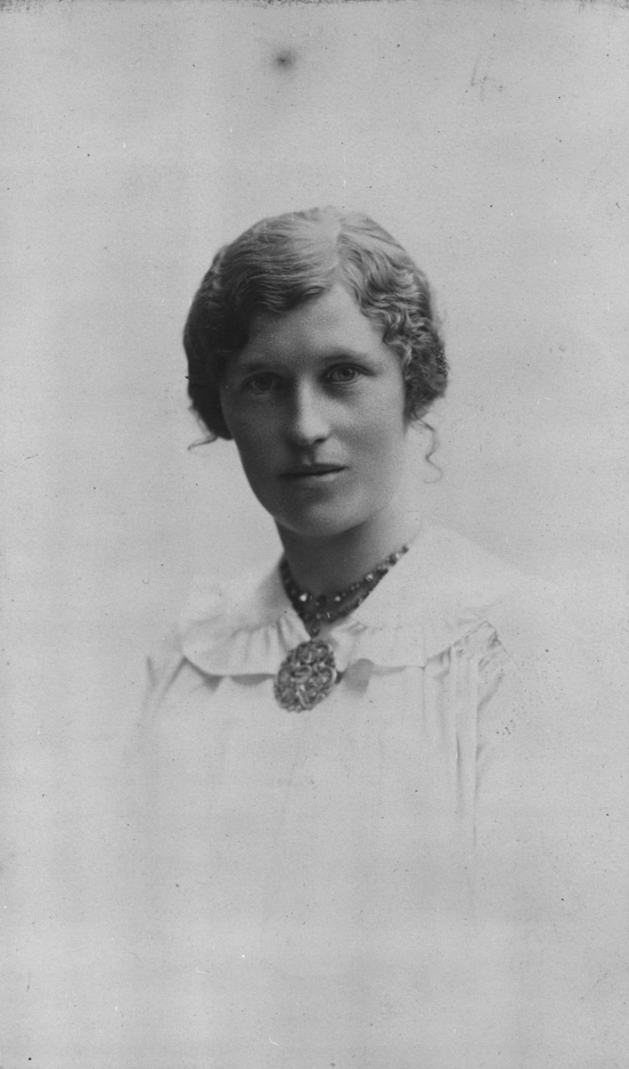 Brystbilde av Josefine Hauger (1892- 1923)