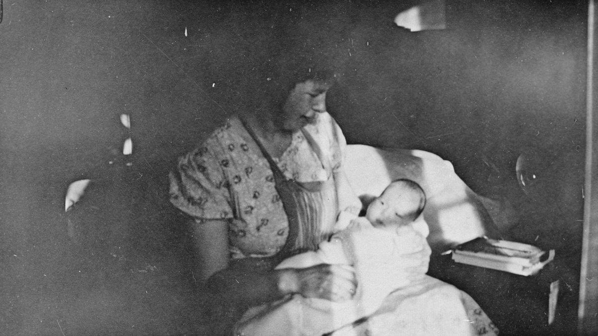 Ingrid Gjørvad, f. Baarlid, med sitt første barn på fanget.