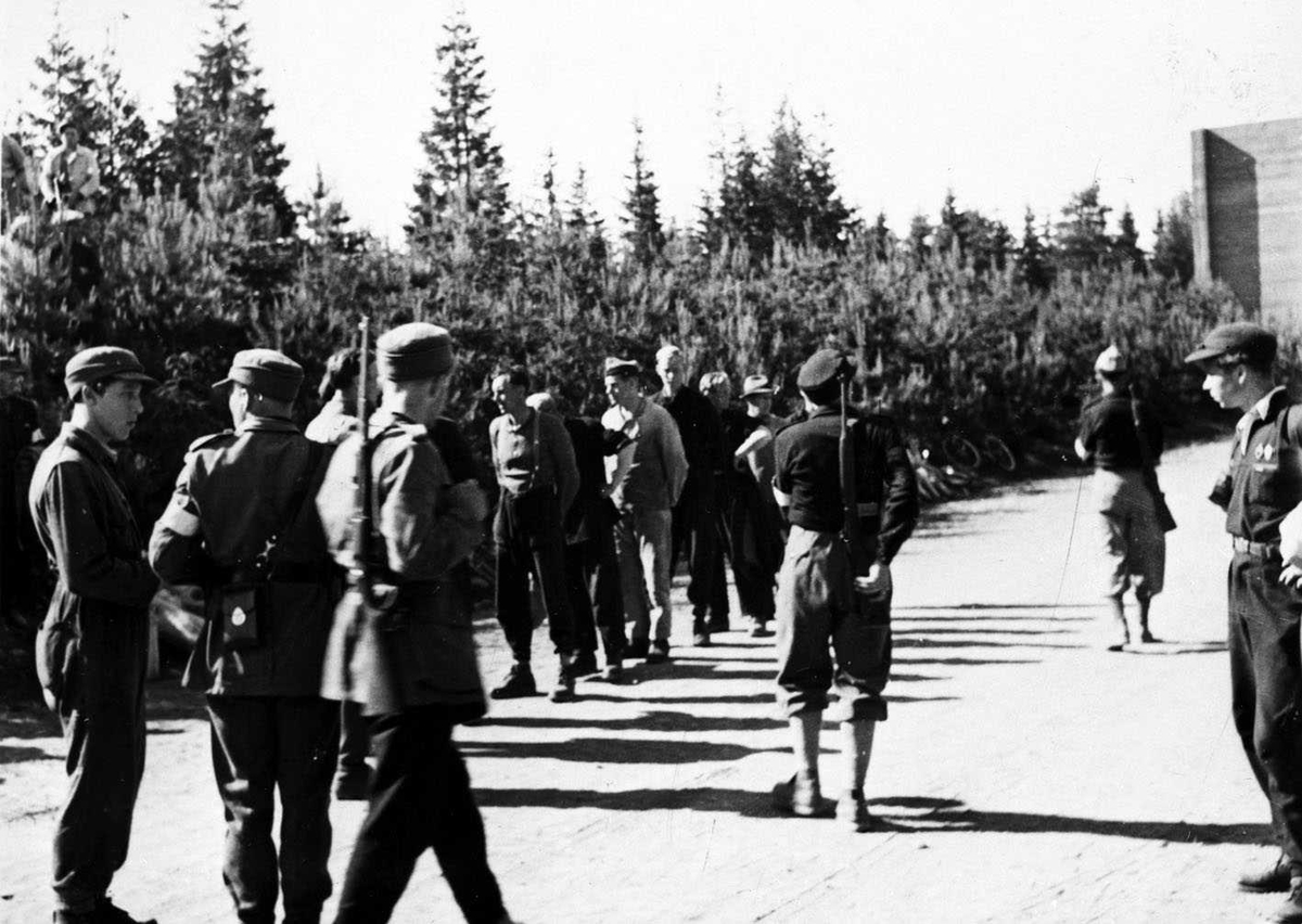 Tyske krigsfanger under norsk bevoktning  på Trandum 1945
