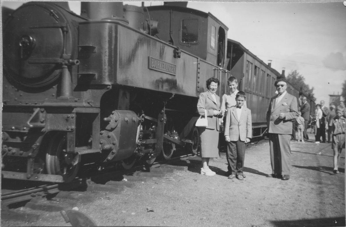 På tur med Tertitten. Karsten Hinmo, mor, morfar og søskenbarn avbildet foran lokomotivet "Bjørkelangen" på Bjørkelangen stasjon.