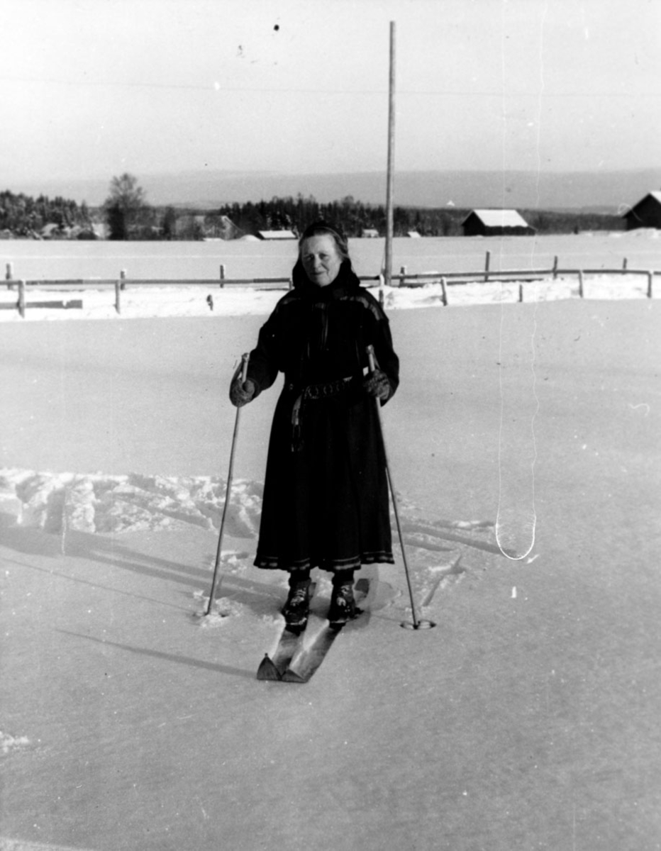 Jula 1950. Skiløper med skjørt.