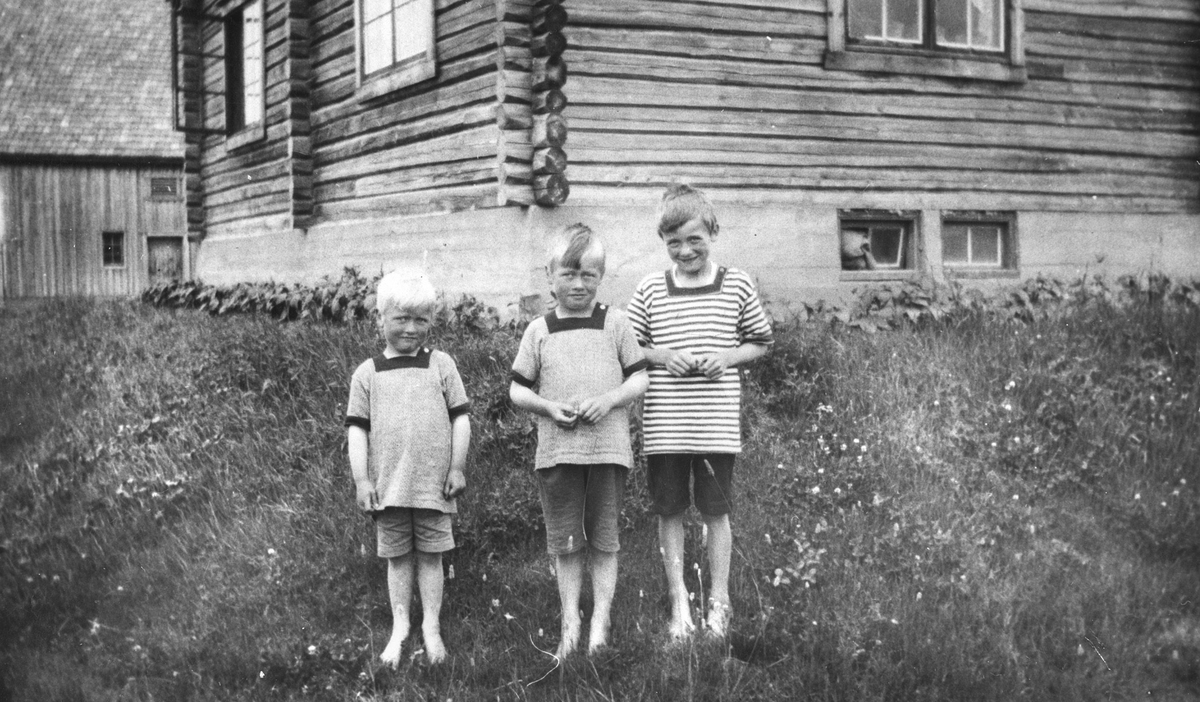 Barna på Tjernstad. F.v. Helge, Aleksander, Rolf Nilsen.
