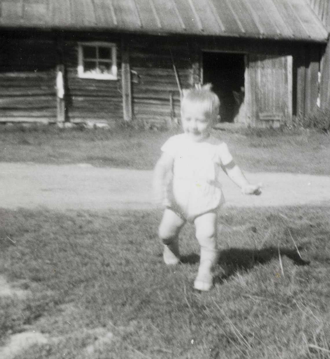 Barn på gårdstun i 1967