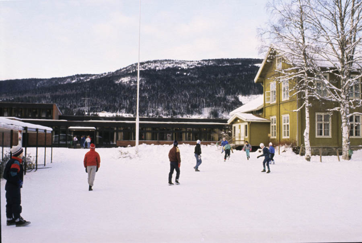 Elever foran Strømmen skole i Hurdal. Skolegården med gammel og ny bygning.