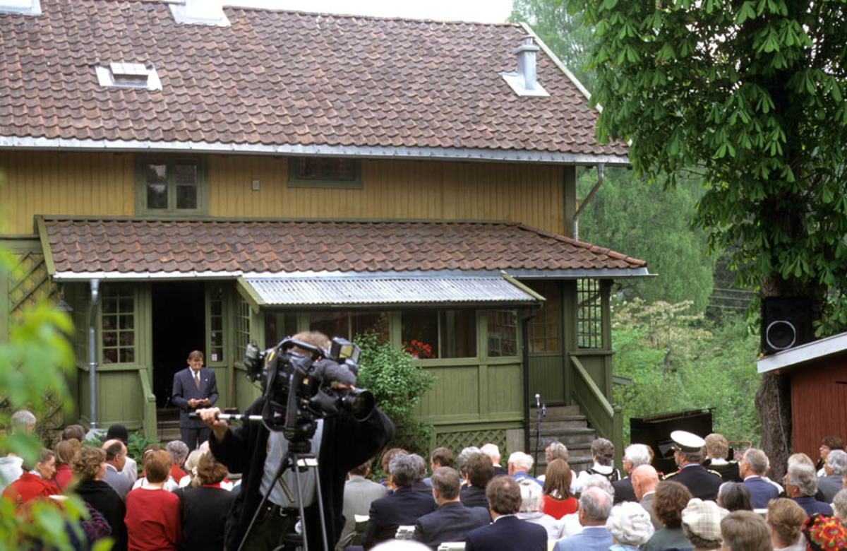 Asker Museum, Labråten: Åpning av Labråten som museum forsommeren 1996. menneskemengde foran gult hus
