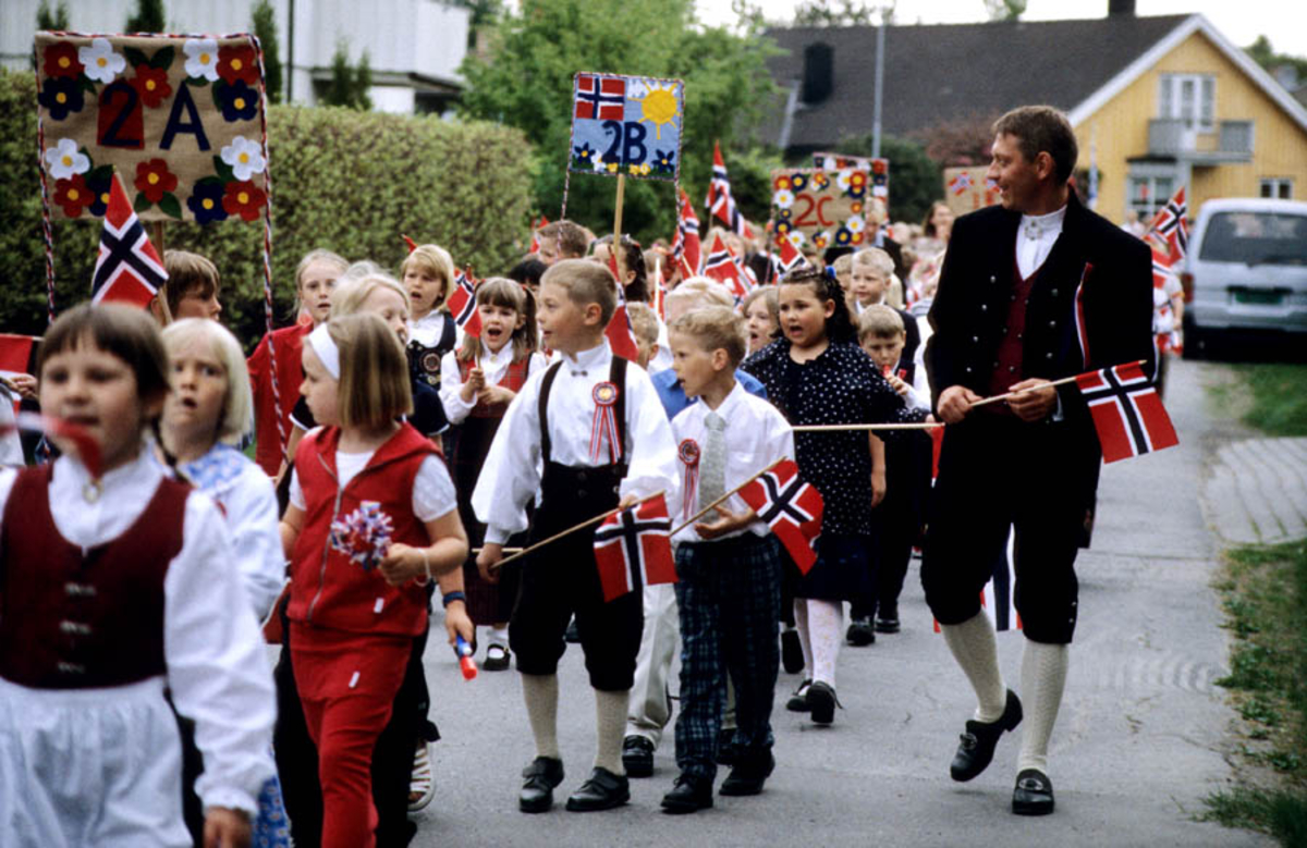 17. mai - feiring på Sagdalen skole. Korpsmusikanter og festkledde mennesker i tog gjennom Strømmen. 