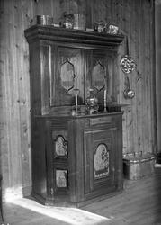 Skap og en del andre interiørgjenstander.