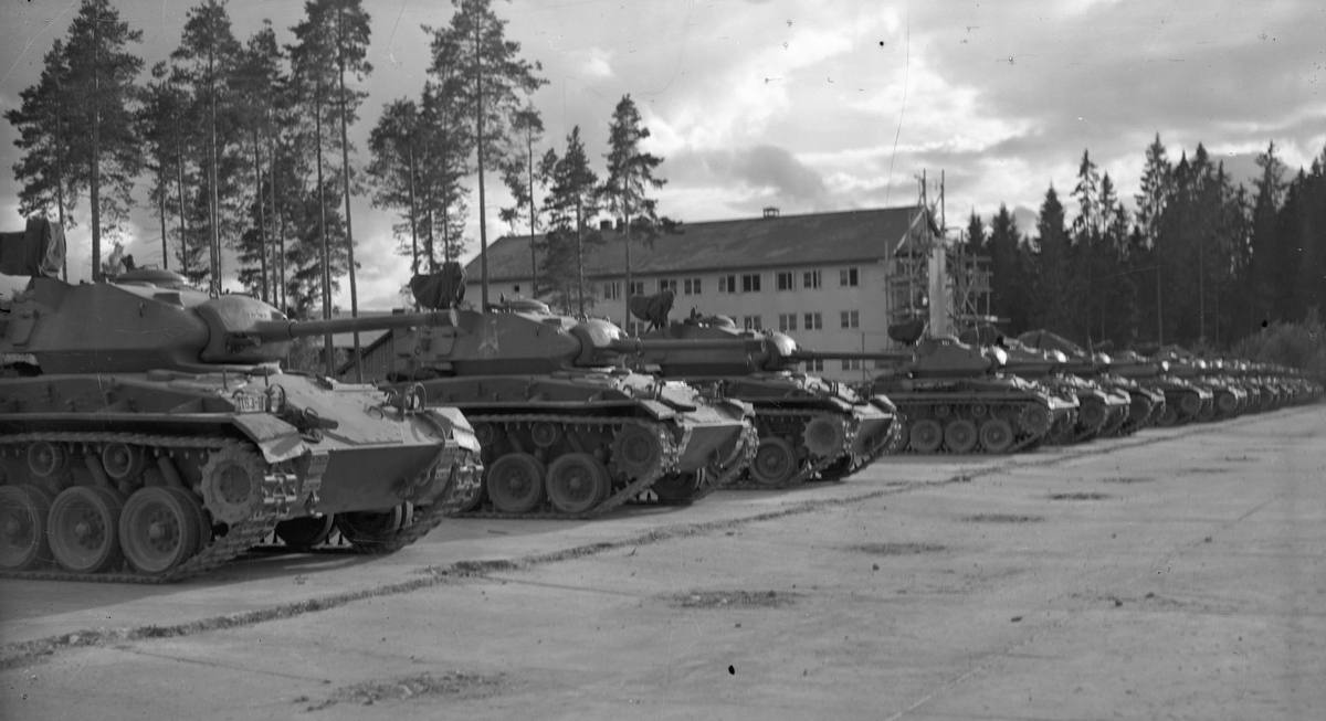 M24 Chaffee stridsvogner oppstilt på «betongen» i Trandum leir. Skjold-kasernen under bygging.