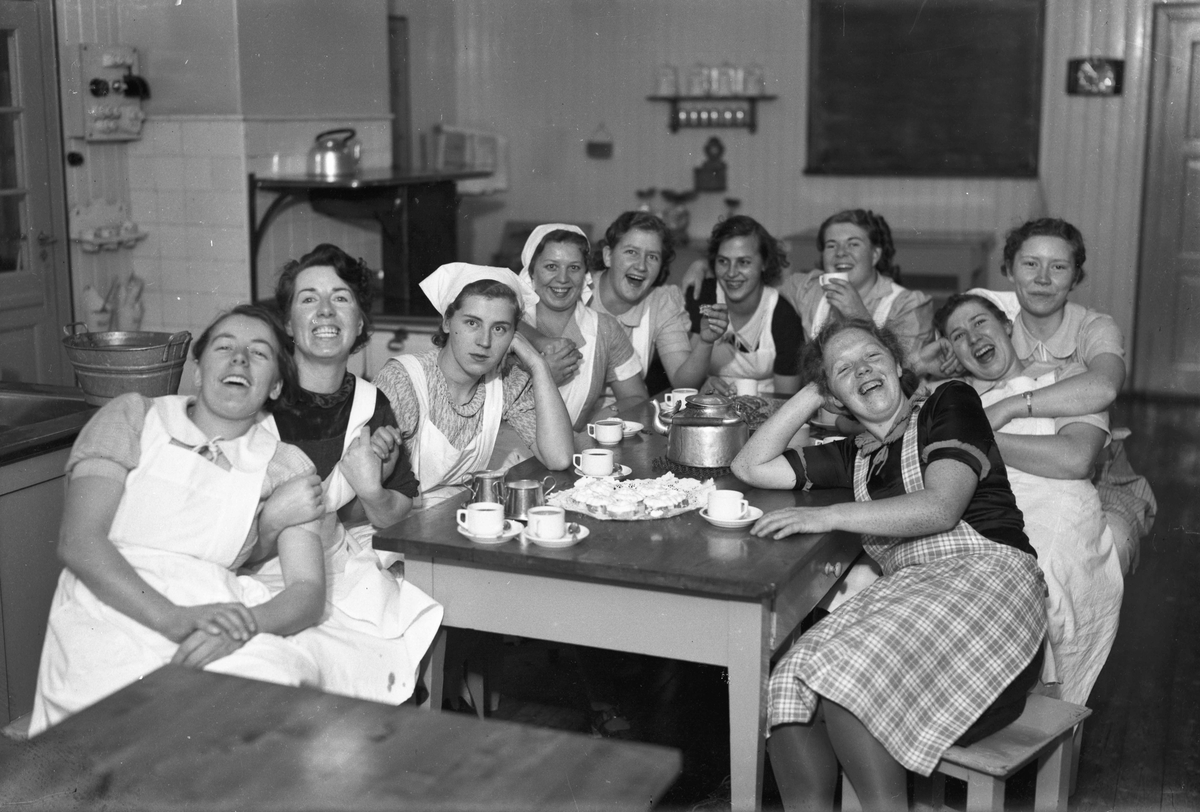 Gruppe kvinner i serveringsuniform.