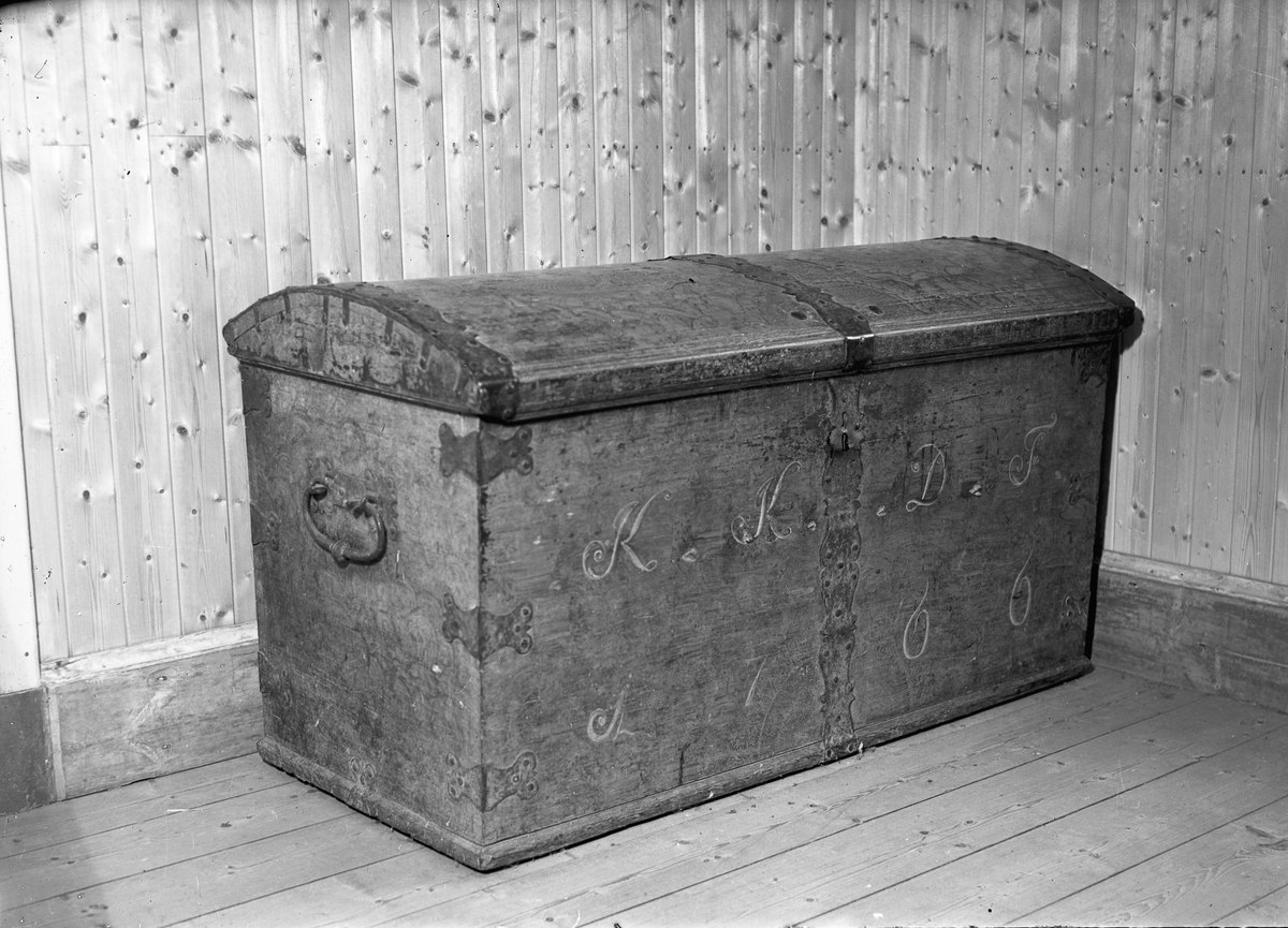 Kiste tilhørende Veset gård, Nes på Romerike. På kisten står ”KKDF 1766”.