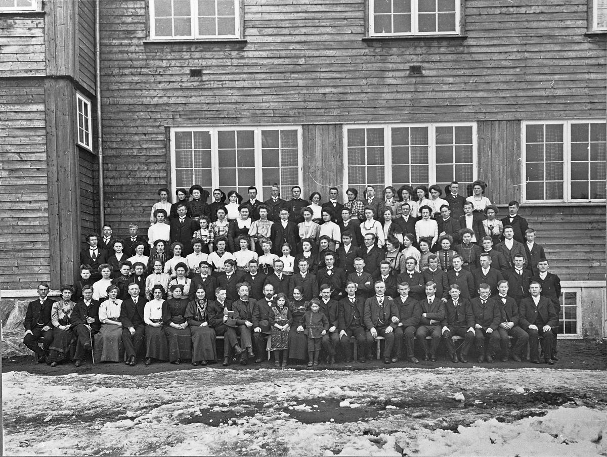 Gruppebilde. Eidsvoll Folkehøyskole. Skoleåret 1909-10.
