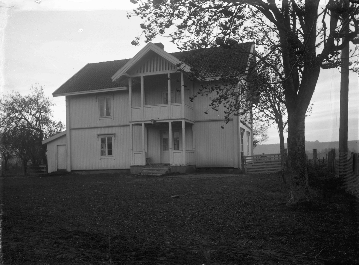 Hus.
12.04.2013:
Dette er fra Kommisrud gård (Søstun) i Eidsvoll. Fotografering ca 1915.
Skrevet av: Trond Gundersen