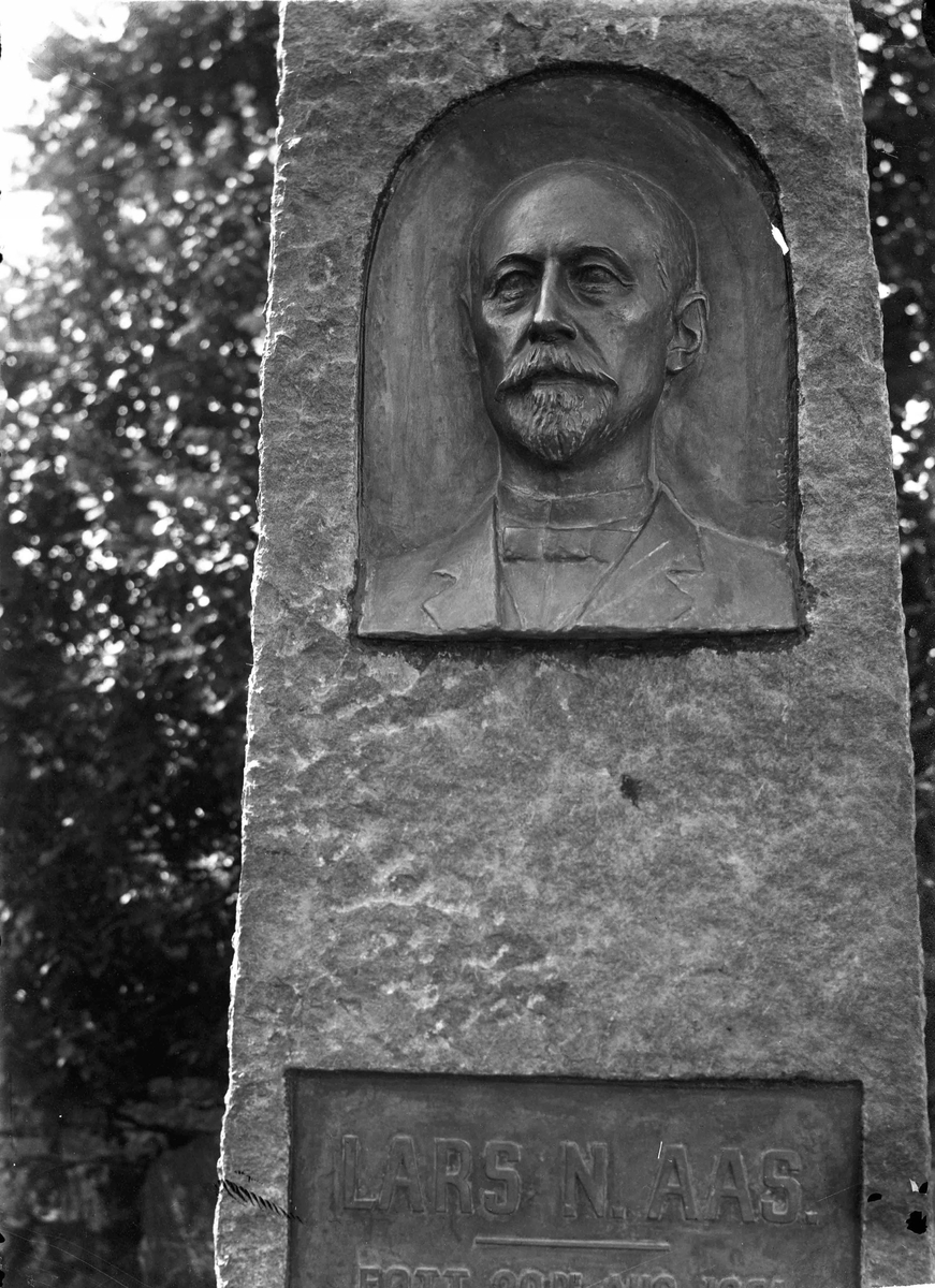 Lars N Aas, gravstein med portrett. Minnemarkering.
