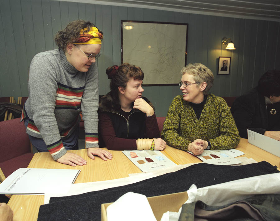 Akershus fylkesmuseum avholder kurs om bevaring av tekstiler. Oppgaven er identifikasjon av tekstil type.