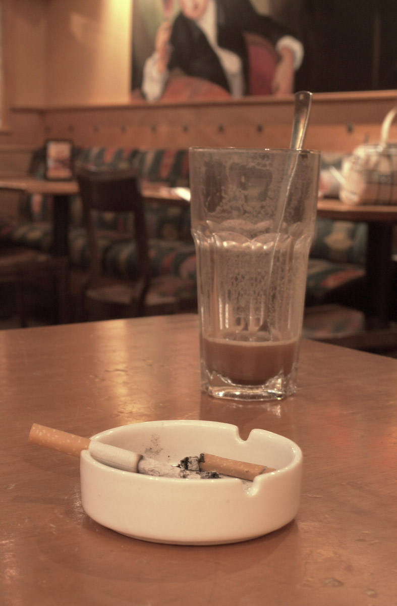 Røykerom bord med røykpakke, askebeger og caffe latte. Dolly Dimples Strømmen Storsenter 1. etg.