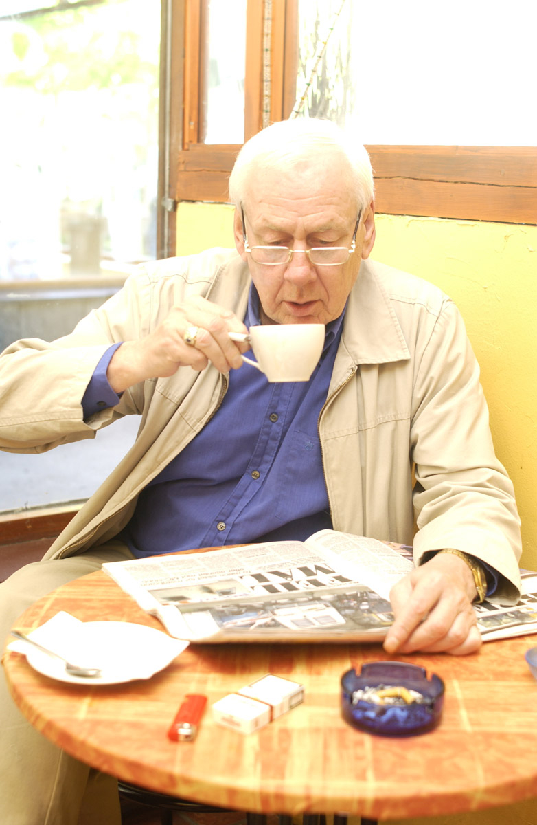 Kafegjest med kaffe, avis og røyk Franske Café Ski gågate.