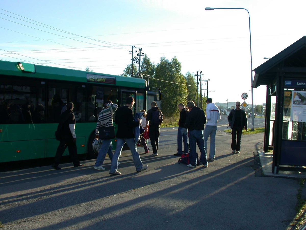 Folk går på bussen på bussholdeplassen i Solheimskrysset. Tidlig på morgenen
Fotovinkel: Ø