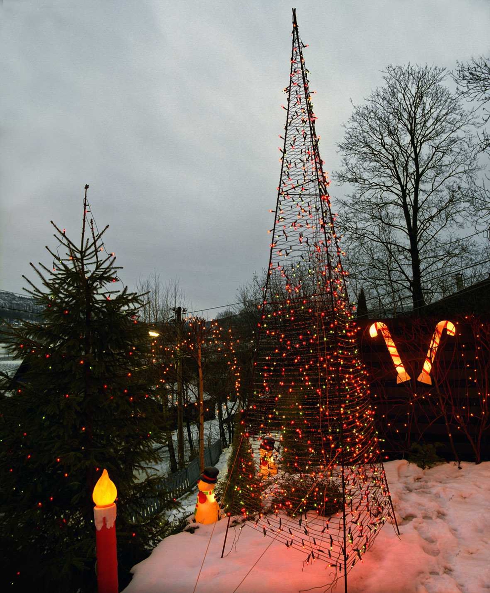 Julebelysning

Fantastisk julebelysning på enebolig. Lysende flerfarget pyramide, lysende stearinlys, snømenn og sukkertøy i hage.