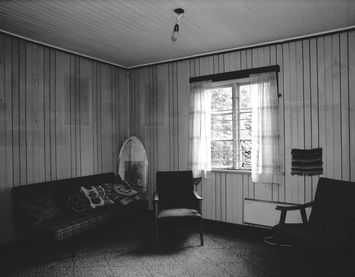 Interiør: stue, speil, vindu, sofa, stol
