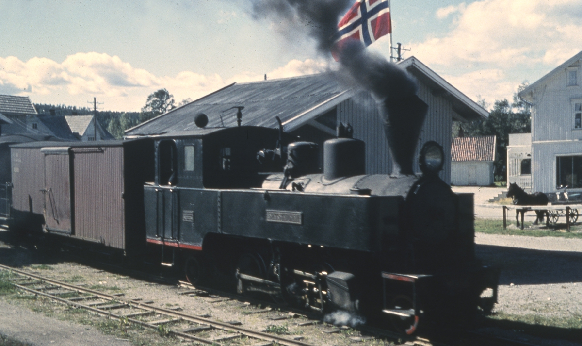 Tog 2058 til Sørumsand på Løken stasjon