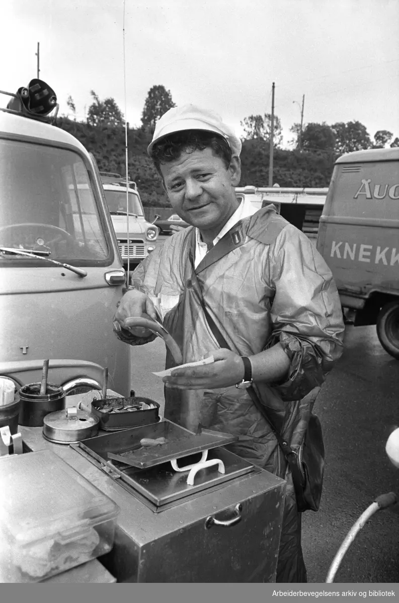 Walter Løkke selger varme pølser på Økern,.juli 1967