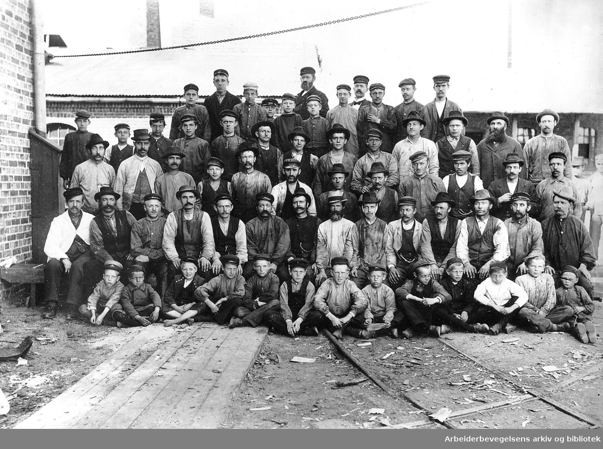 Barnearbeidere ved Grønvold og Nitedal Fyrstikkfabrikk,.ca. 1898