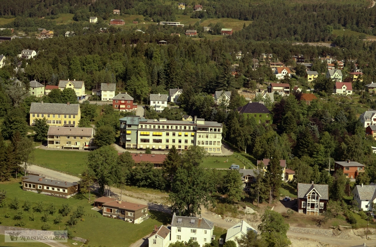 St. Carolus sykehus, til høyre Chateauet med parken, foran går Bjørnstjerne Bjørnsons vei. Eva og Herleik Heramb-Aamots hus (rødt) ligger helt til høyre i bildet.