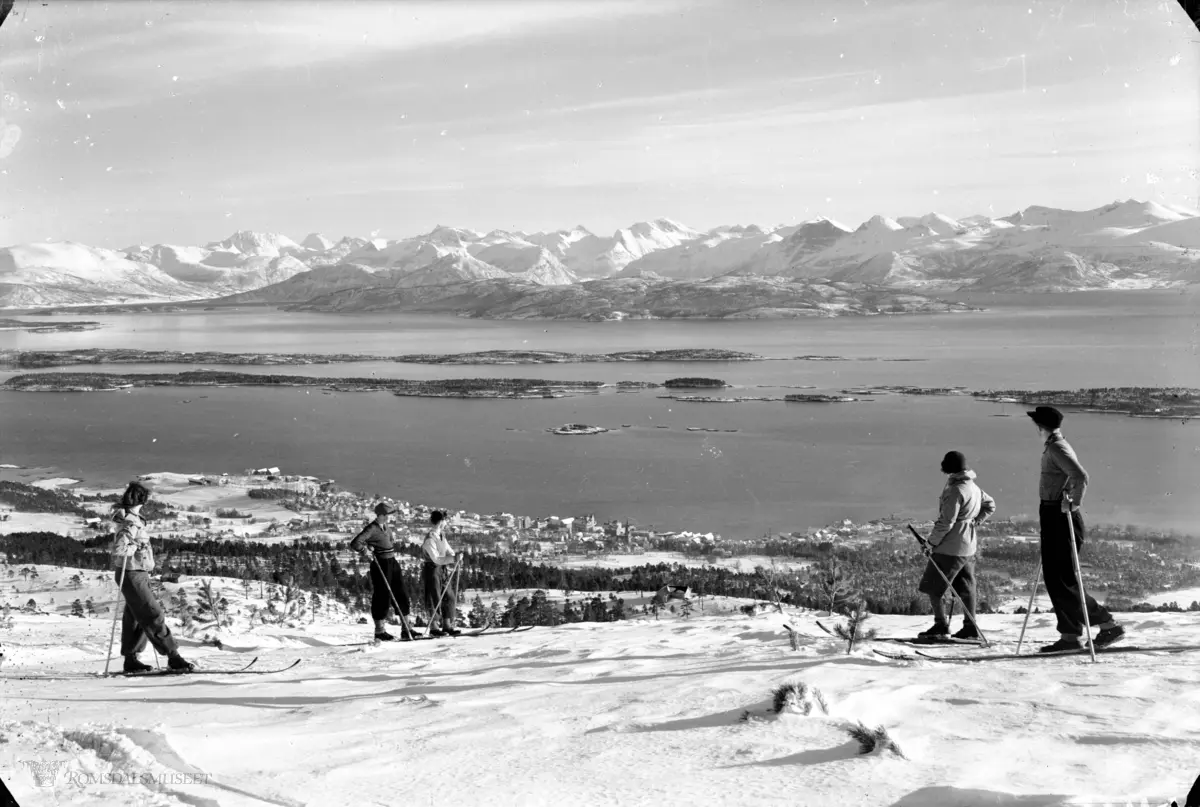 Molde sett fra nord., Molde sett fra Hansens hytte, skiløpere i forunnen. 1935.