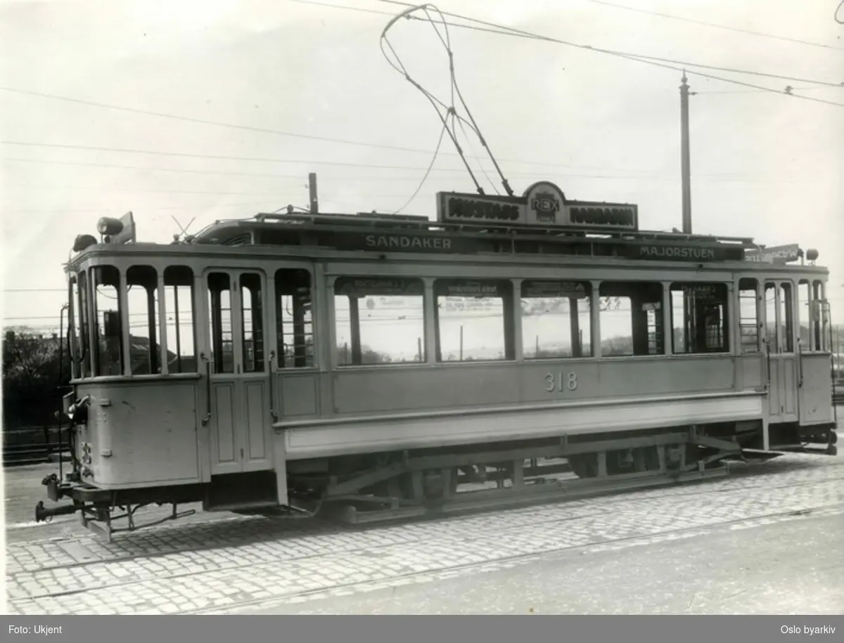 Oslo Sporveier. SS motorvogn 318 på linje 11, Sandaker-Majorstuen (1927-1934). Trikkereklame for Mustads Rex margarin.