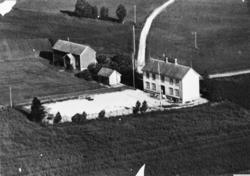 Flyfoto av Eidsvåg gamle skole på Langset.....