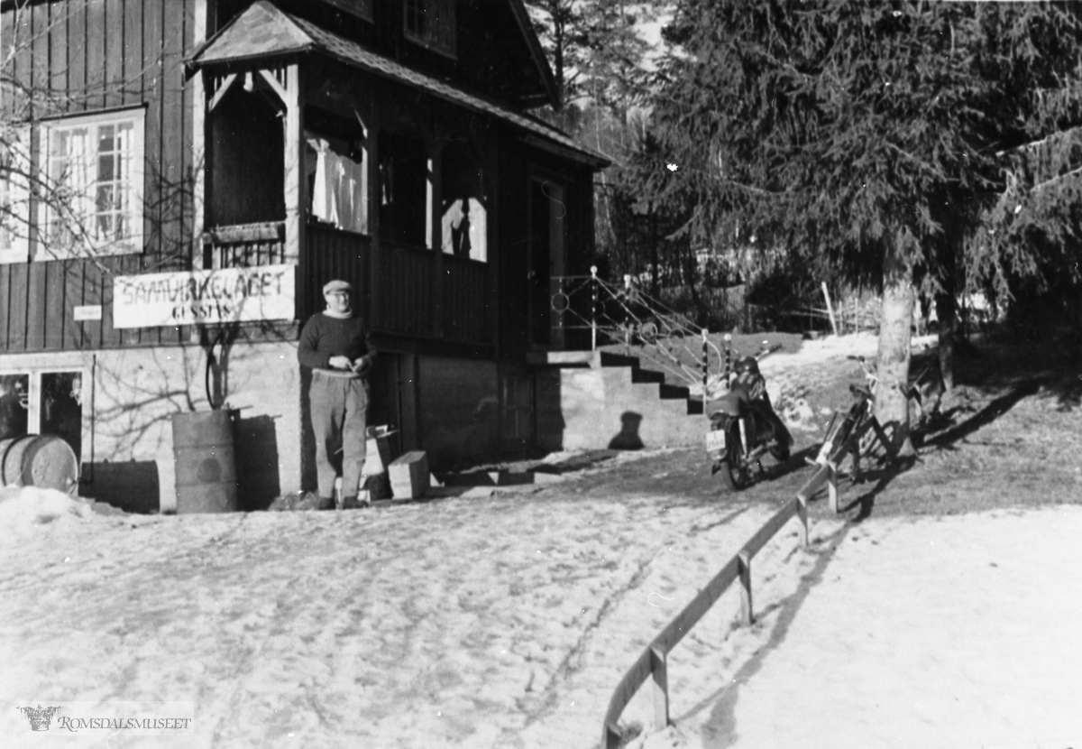 Bilder viser da Samvirkelaget hadde filial på Gussiås. Butikken var i kjelleren hos Anton Skjørseter.