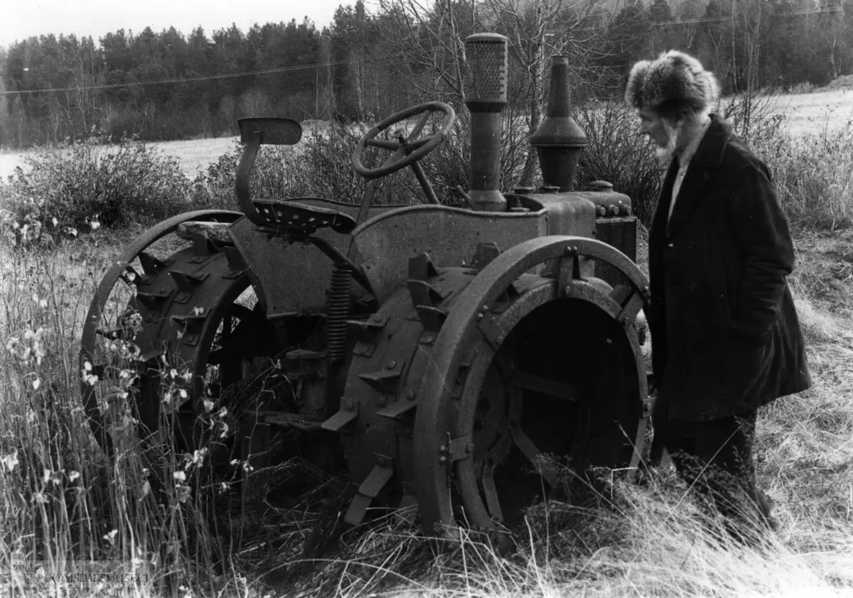 Traktor på Tingvoll, innkjøpt av kommunen til nydyrking i 1930 åra. Sverre Berg er "inspektør"
